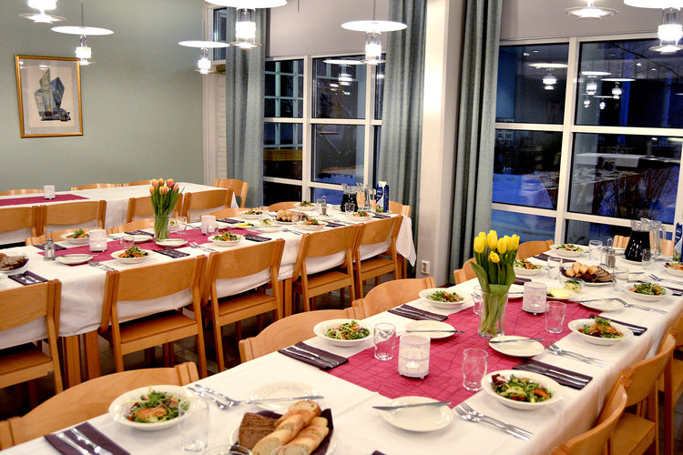 Festdukade bord.