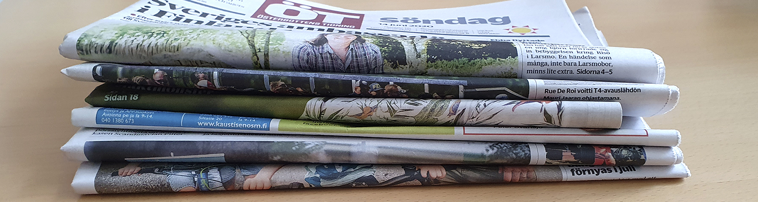 Dagstidningar ovanpå varandra.